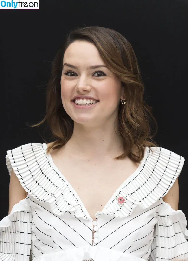 Daisy Ridley nude photo #0215 (daisyridley)