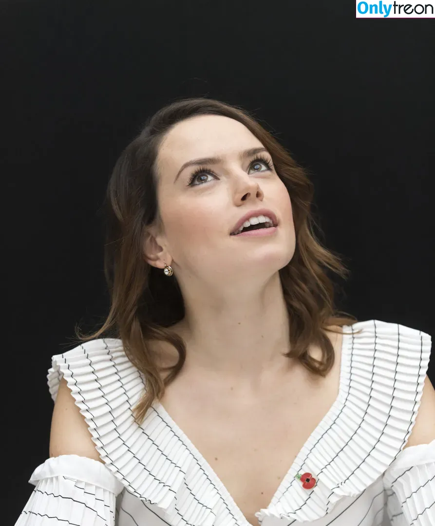 Daisy Ridley nude photo #0217 (daisyridley)