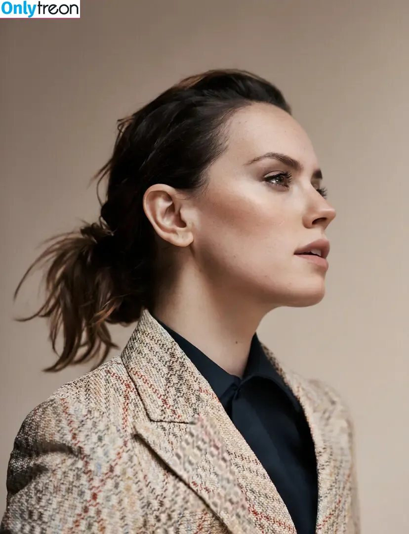 Daisy Ridley nude photo #0391 (daisyridley)