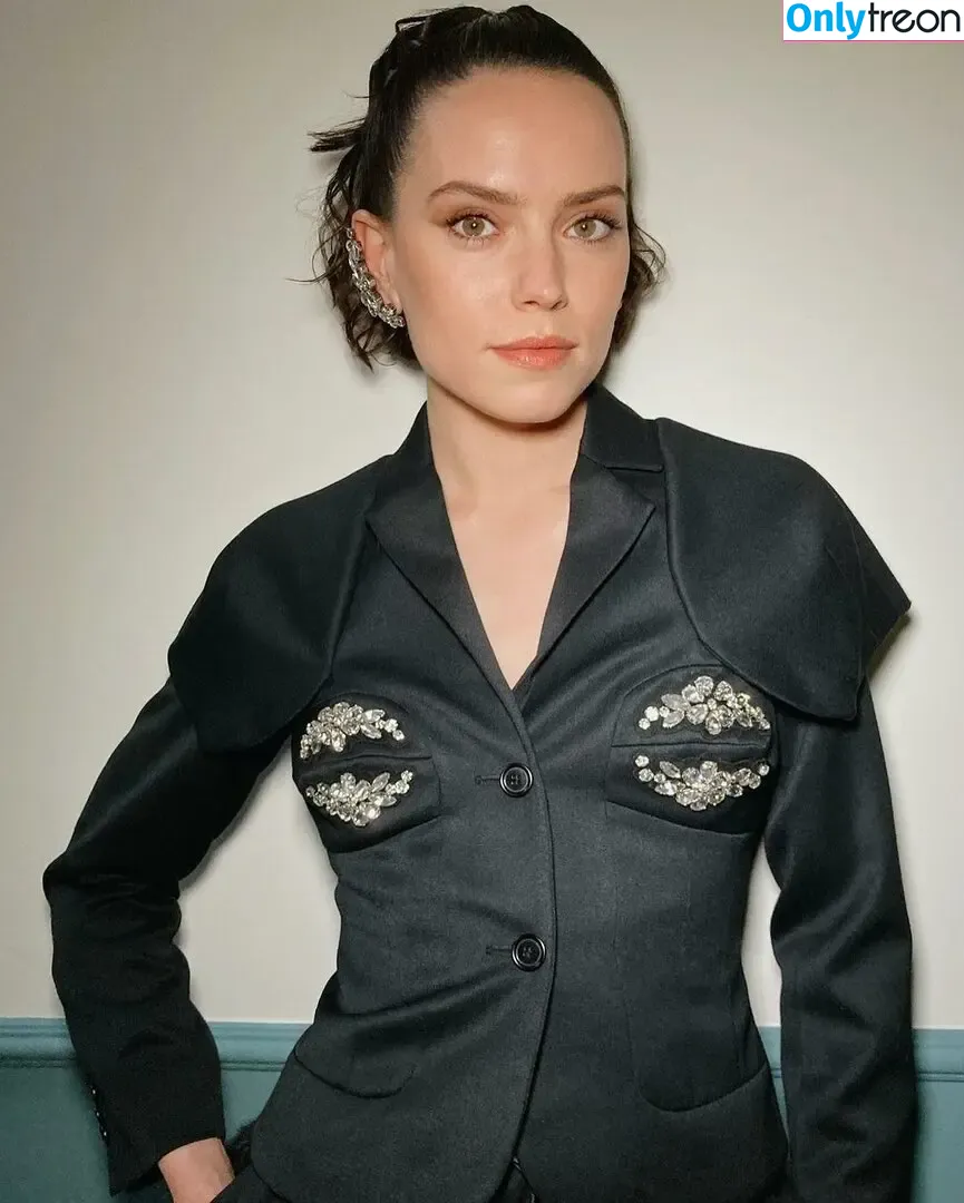 Daisy Ridley nude photo #0432 (daisyridley)