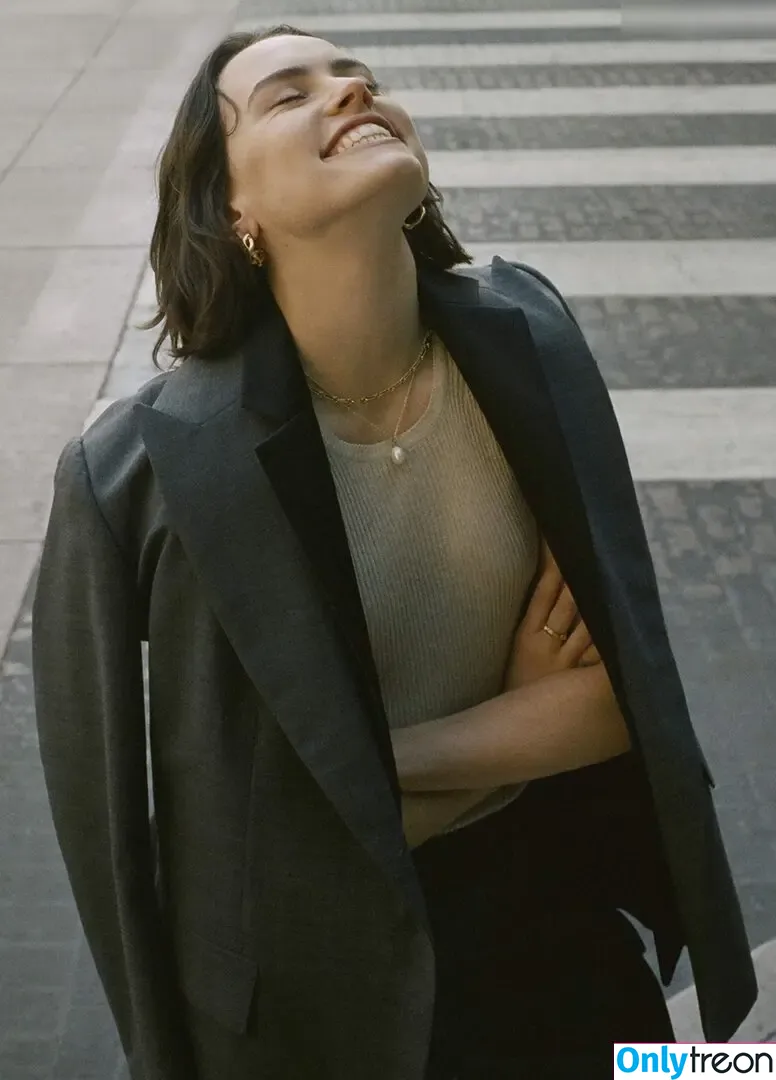 Daisy Ridley nude photo #0625 (daisyridley)