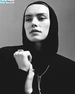 Daisy Ridley / daisyridley nude photo #1039