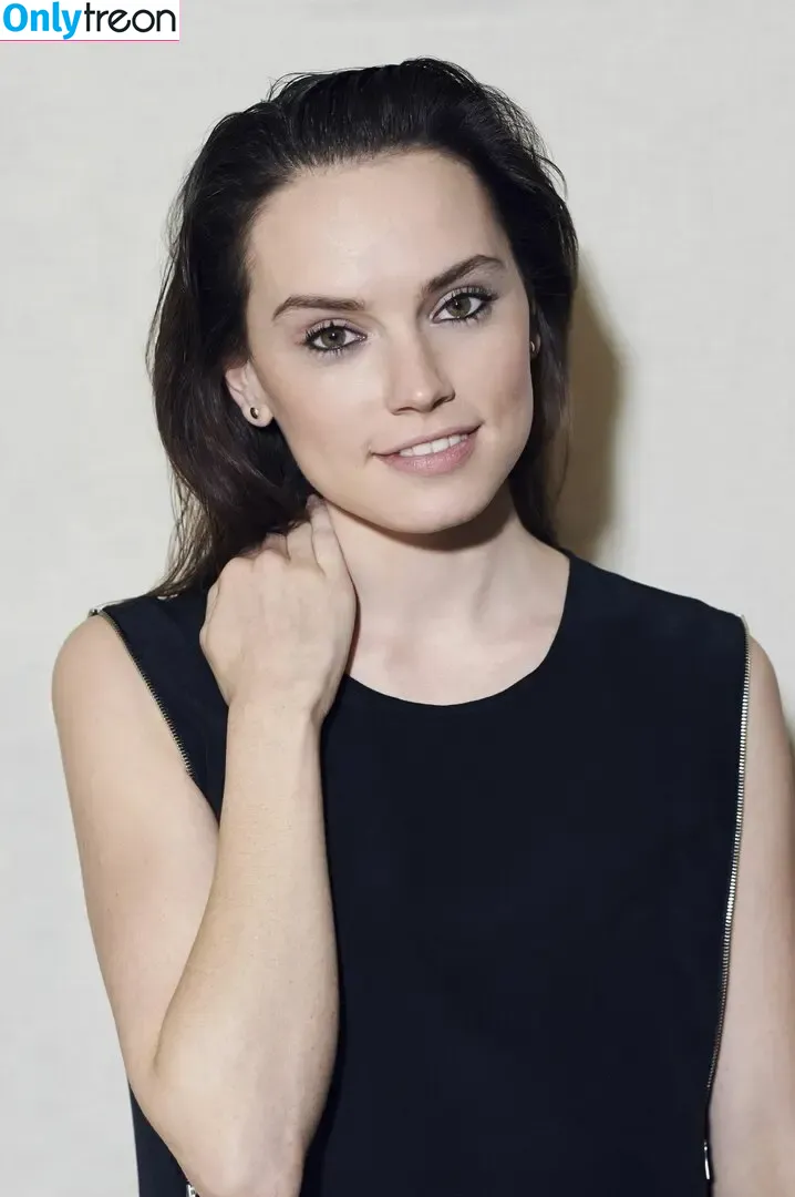 Daisy Ridley nude photo #1051 (daisyridley)