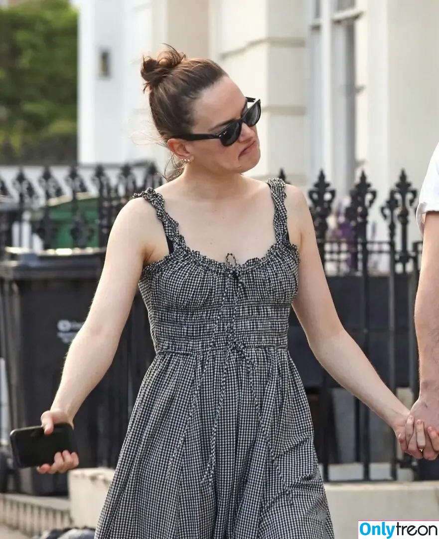 Daisy Ridley nude photo #1132 (daisyridley)
