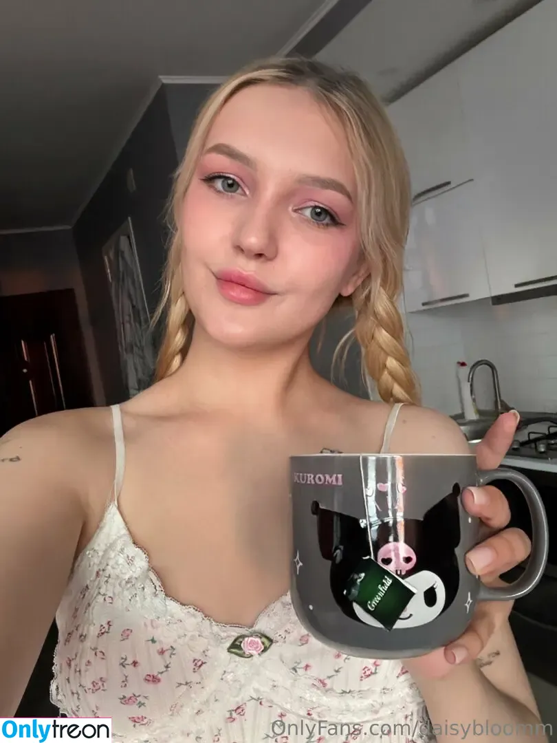 daisybloomm nude photo #0047 (thereeldaisybloomss)