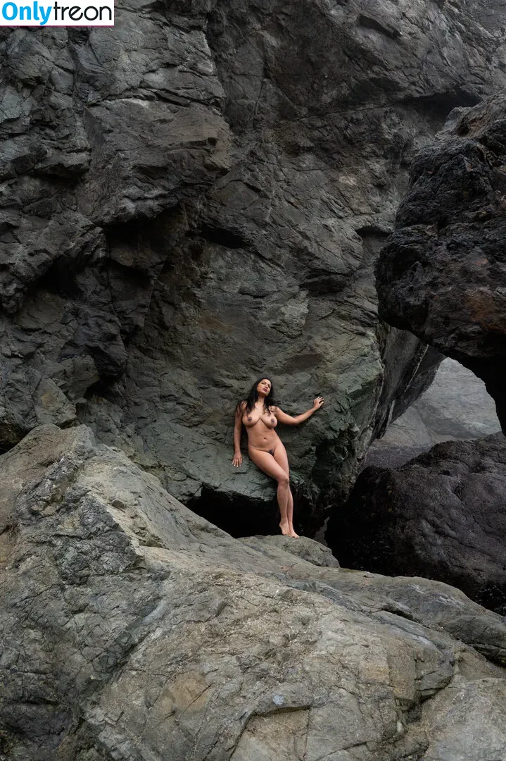 Dakini nude photo #0037 (Carla White / Devi / devithemodel / googlymonstor)