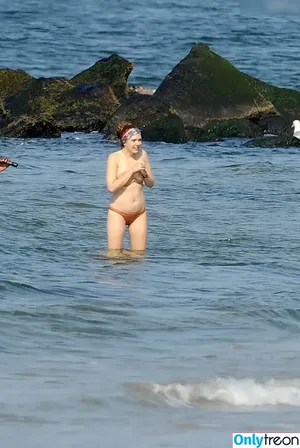 Dakota Fanning / dakotafanning nude photo #0462