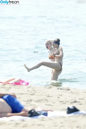 Dakota Fanning / dakotafanning nude photo #0463