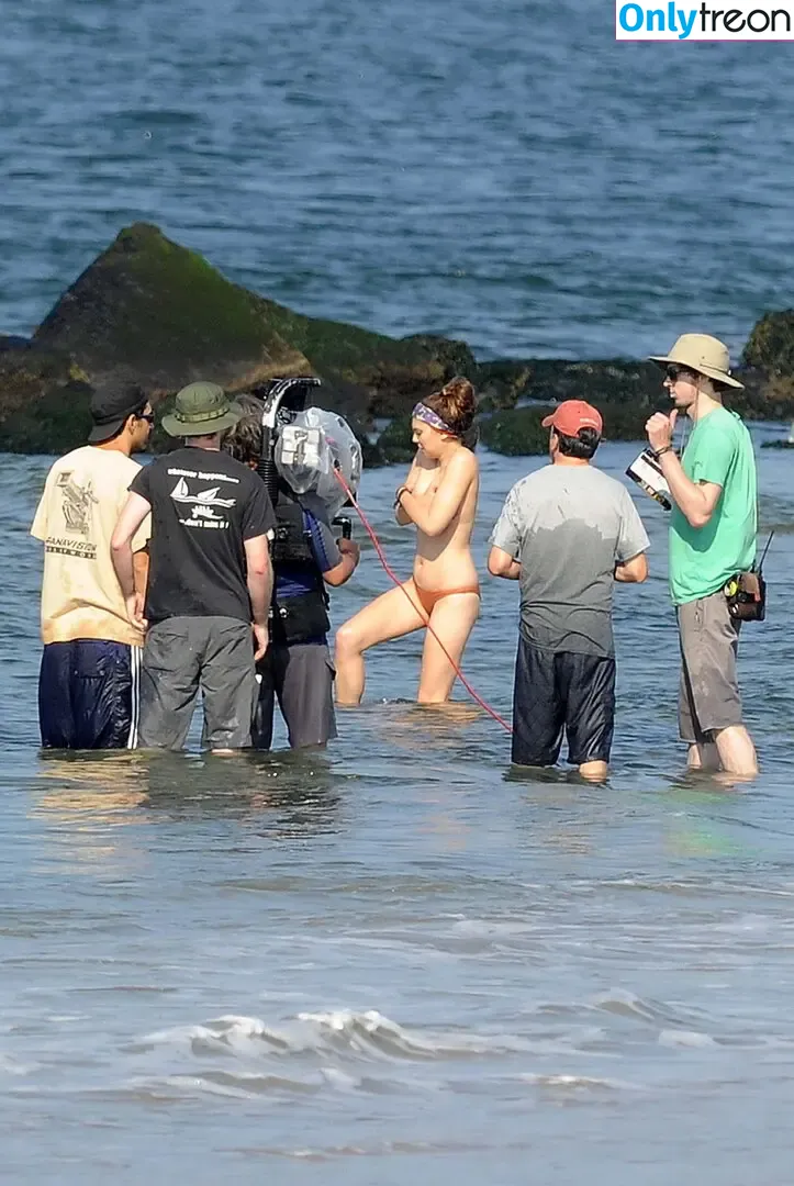Dakota Fanning nude photo #0464 (dakotafanning)