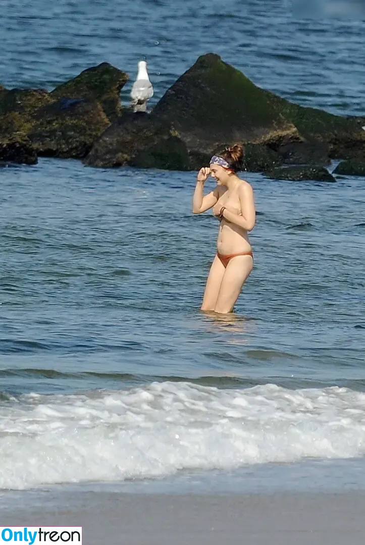 Dakota Fanning nude photo #0466 (dakotafanning)