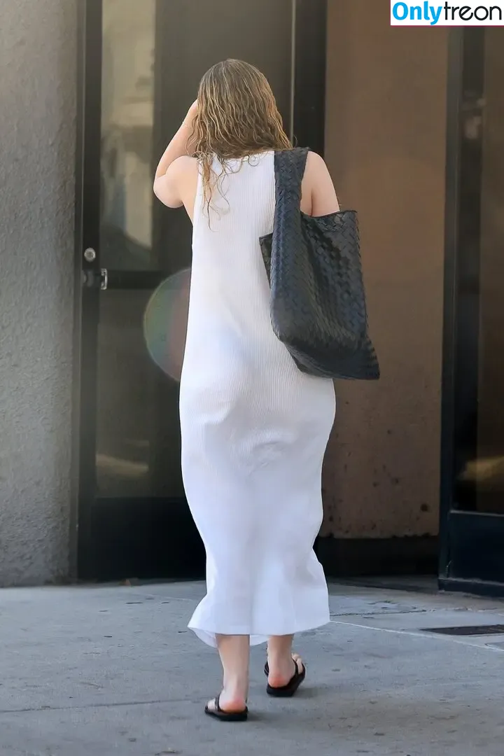 Dakota Fanning nude photo #0467 (dakotafanning)