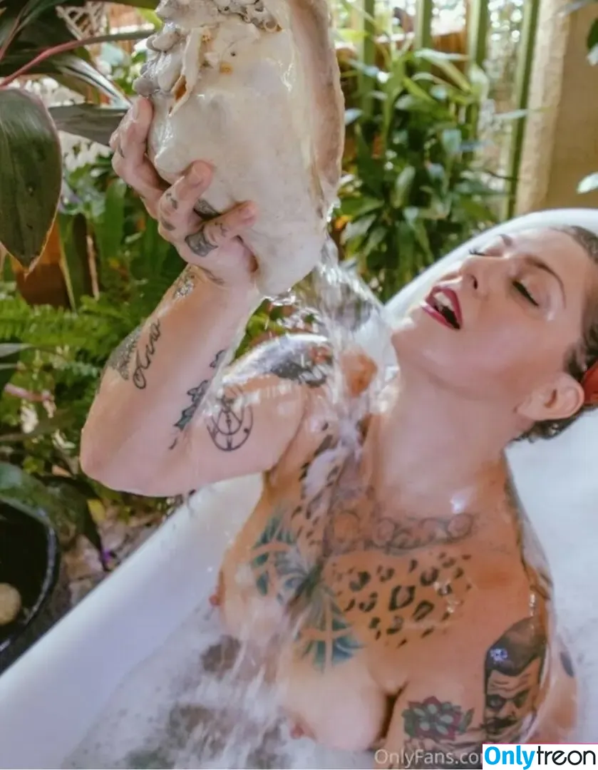 Danielle Colby nude photo #1529 (DanielleColby / daniellecolbyamericanpicker)