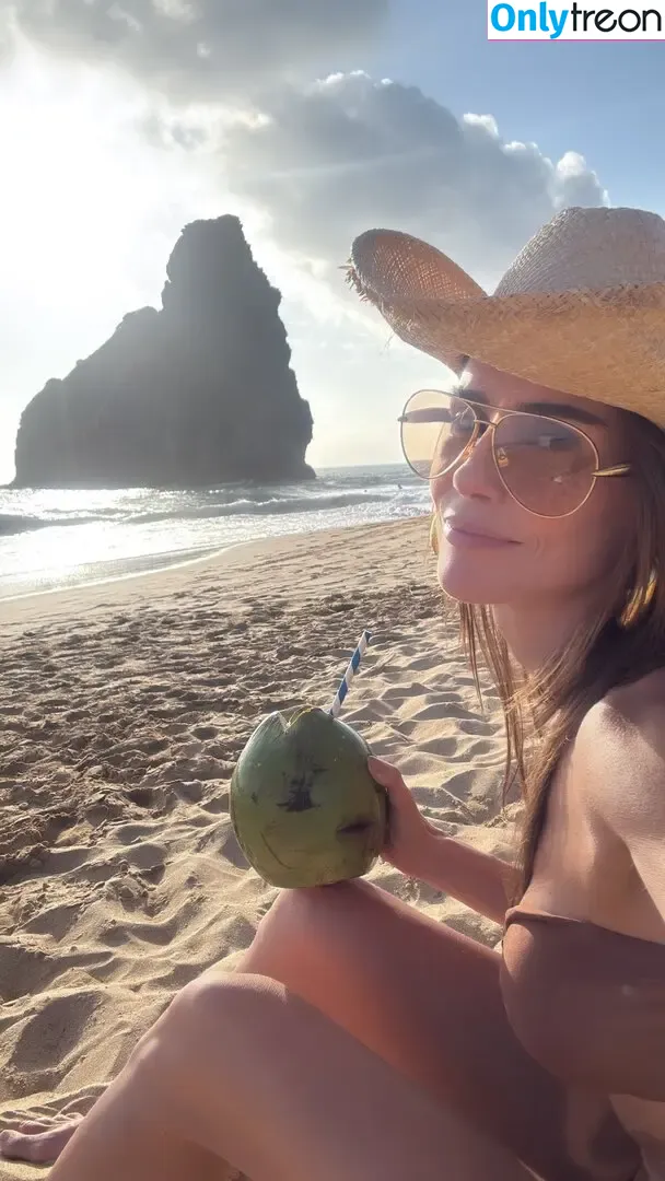 Deborah Secco nude photo #2187 (dedesecco)