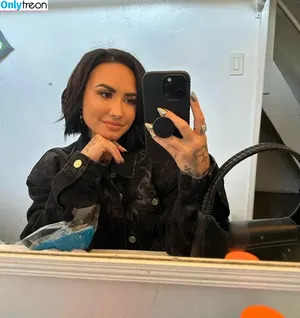 Demi Lovato / ddlovato nude photo #0010