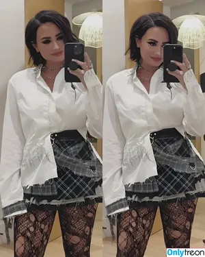 Demi Lovato / ddlovato nude photo #0013