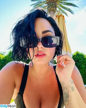 Demi Lovato / ddlovato nude photo #0015