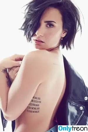 Demi Lovato / ddlovato nude photo #0038