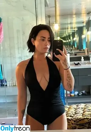 Demi Lovato / ddlovato nude photo #0042