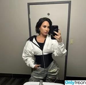 Demi Lovato / ddlovato nude photo #0044