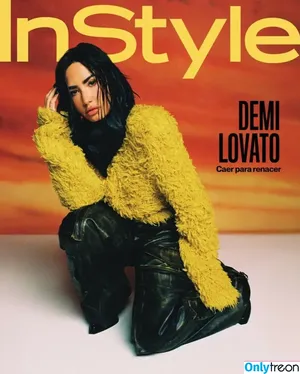 Demi Lovato / ddlovato nude photo #0052