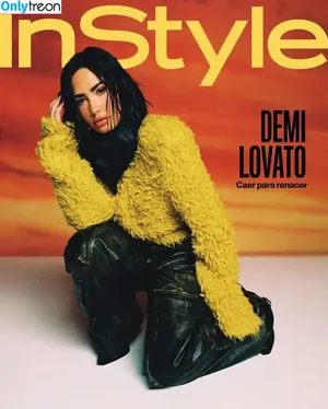 Demi Lovato / ddlovato nude photo #0057