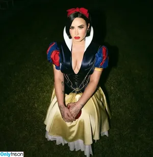 Demi Lovato / ddlovato nude photo #0125