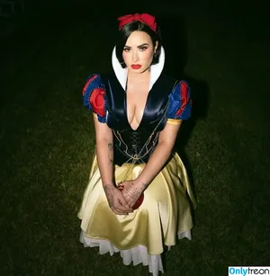 Demi Lovato / ddlovato nude photo #0130