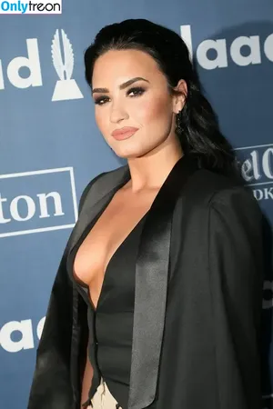 Demi Lovato / ddlovato nude photo #0175