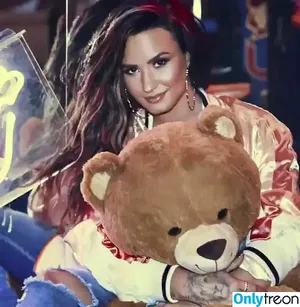 Demi Lovato / ddlovato nude photo #0227