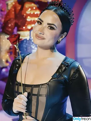 Demi Lovato / ddlovato nude photo #0262