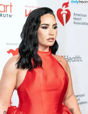 Demi Lovato / ddlovato nude photo #0289