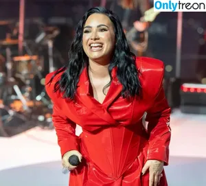 Demi Lovato / ddlovato nude photo #0299