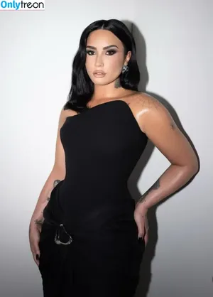 Demi Lovato / ddlovato nude photo #0304