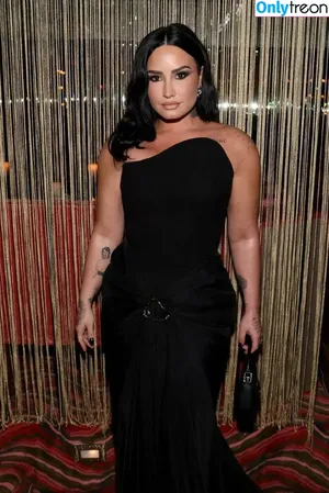 Demi Lovato / ddlovato nude photo #0305