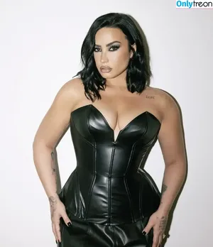 Demi Lovato / ddlovato nude photo #0322