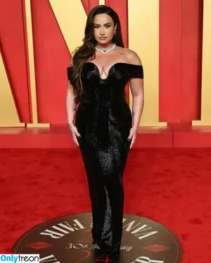 Demi Lovato / ddlovato nude photo #0323