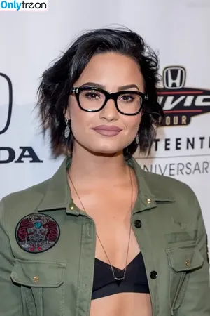 Demi Lovato / ddlovato nude photo #0390