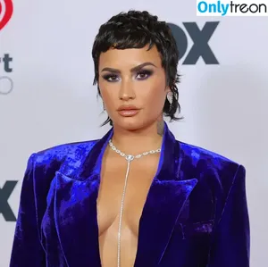 Demi Lovato / ddlovato nude photo #0391