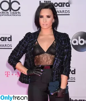 Demi Lovato / ddlovato nude photo #0392