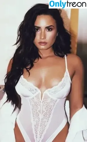 Demi Lovato / ddlovato nude photo #0399