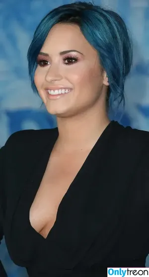 Demi Lovato / ddlovato nude photo #0411