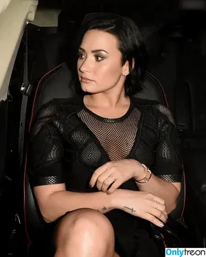 Demi Lovato / ddlovato nude photo #0454