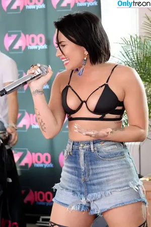 Demi Lovato / ddlovato nude photo #0490