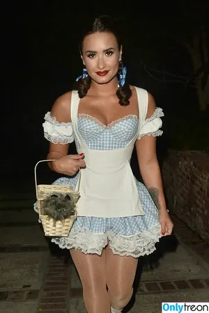 Demi Lovato / ddlovato nude photo #0493