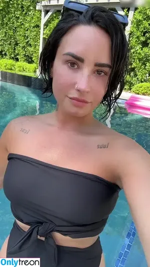Demi Lovato / ddlovato nude photo #0501