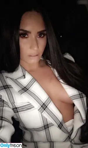 Demi Lovato / ddlovato nude photo #0517