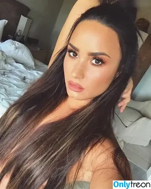Demi Lovato / ddlovato nude photo #0521