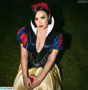Demi Lovato / ddlovato nude photo #0528