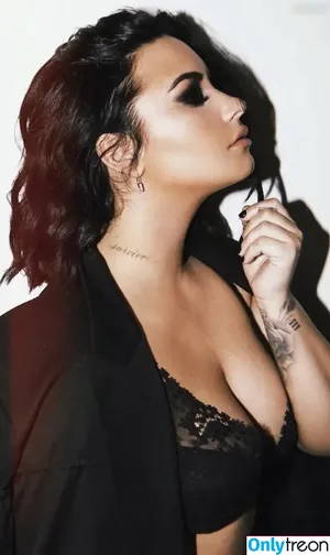 Demi Lovato / ddlovato nude photo #0553