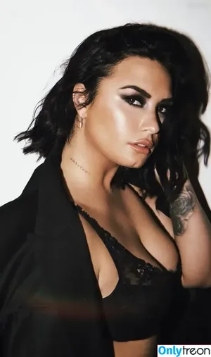 Demi Lovato / ddlovato nude photo #0554